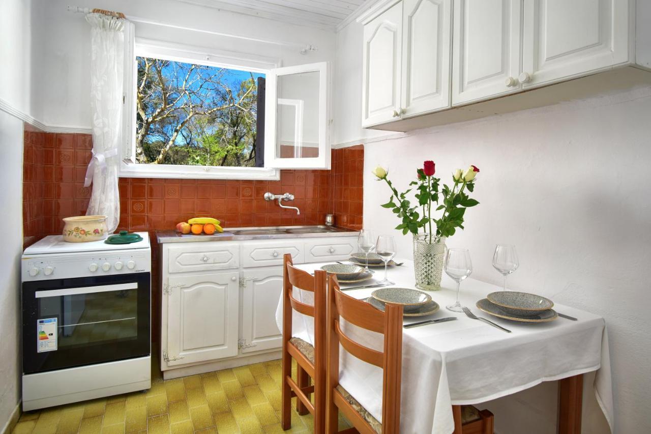 Merlyn Rooms Into The Nature, 100M From The Beach Dafnila 외부 사진